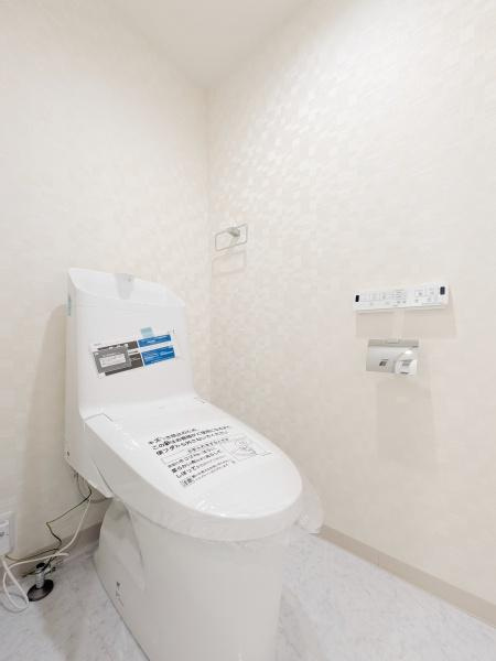 ウッドパーク金沢文庫１号棟のトイレ|清潔感のある内装のすっきりとしたデザインのトイレです。
水周りが綺麗だと安心ですね。
