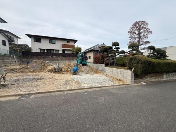 枚方市 東香里 ３丁目　２号棟  新築 一戸建の前面道路含む現地写真