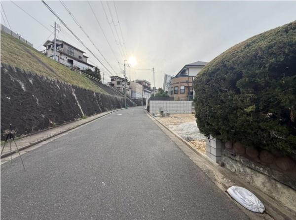 枚方市 東香里 ３丁目　２号棟  新築 一戸建の前面道路含む現地写真