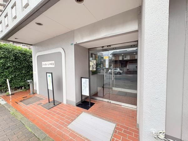 シャンボール相模原のエントランス|エントランスはガラス扉で開放感があります。明るい雰囲気で清潔感が漂います。外観のデザインはシンプルで目につきやすい看板も設置されています。歩道からすぐにアクセスできる工夫もされています。