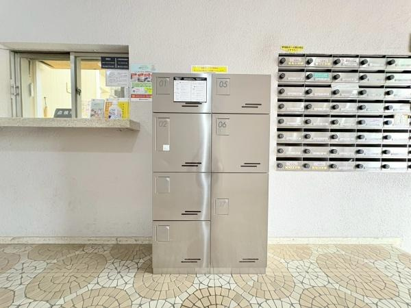 シャンボール相模原のその他共用部分|宅配ボックスが設置されており不在時でも荷物の受け取りが可能です。共用部は清潔に保たれ管理体制にも配慮が見られます。隣には郵便受けも並び利便性の良い配置です。建物のエントランスは明るく安心感があります。
