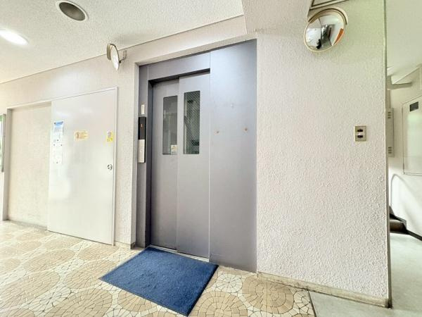 シャンボール相模原のその他共用部分|エレベーターが設置されているため移動が快適に行えます。広々とした共用スペースも印象的です。防犯ミラーが設置されており安心感のある空間です。フロアには清潔感があり日常の利用に便利です。