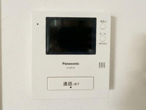 シャンボール相模原のその他|シンプルなデザインのモニター付きインターホンです。画面で訪問者を確認でき安心感が高まります。操作ボタンも分かりやすく使いやすい仕様です。壁面にすっきりと設置されています。