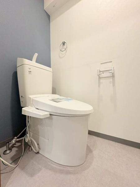 シャンボール相模原のトイレ|シンプルなデザインのトイレです。清潔感のある空間が広がっています。壁紙と床材のコントラストが特徴的です。ゆとりあるスペースで快適にご利用いただけます。温水洗浄便座も設置されています。