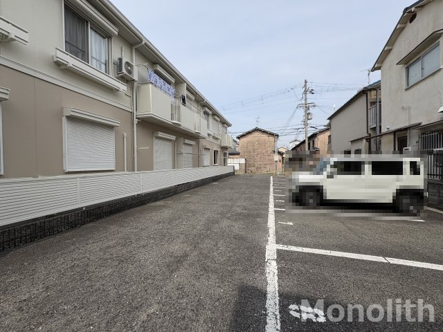 メゾンアヅマの駐車場