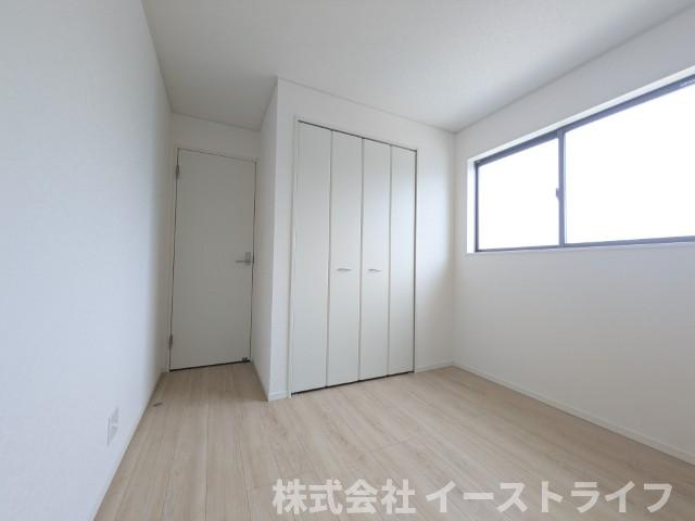 【新築戸建】　いわき市小名浜住吉第5　全4棟の洋室|1号棟写真　洋室は和室と比べて家具を置いたり敷物を敷いたりと、カスタマイズ性が高いので、自分の好みの部屋にしやすいです♪