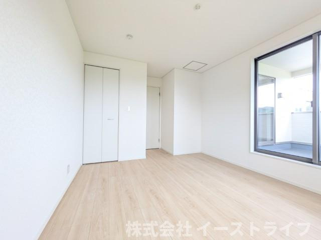 【新築戸建】　いわき市小名浜住吉第5　全4棟の寝室|1号棟写真　フローリングのお部屋は耐久性があり傷が付きにくいので、一般的な使用ではメンテナンスはあまり必要ありません。また、汚れたらさっとふき取るだけで、きれいな場外を保つことができます。