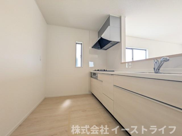 【新築戸建】　いわき市小名浜住吉第5　全4棟のキッチン|同社施工写真　対面キッチンは家族とのコミュニケーションをとりながらお料理できるのが魅力です♪とくに小さなお子さんを持つご家庭では、調理中もお子さんの様子をみられるので大きな安心に繋がりますね♪