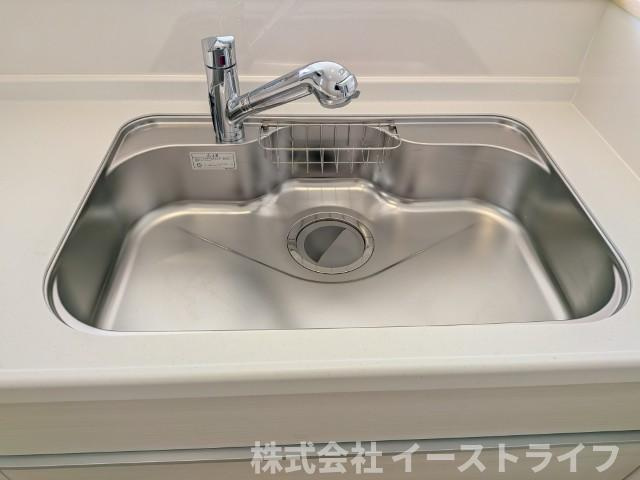 【新築戸建】　いわき市小名浜住吉第5　全4棟のキッチン|1号棟写真　浄水器一体型水栓です◎対面式キッチンなので、リビングルームにいるご家族の様子を見ながら調理ができ、小さなお子様がいるご家庭でも安心です。
