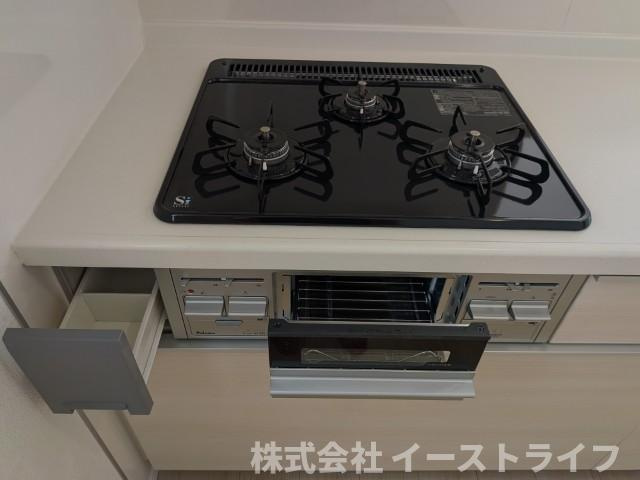 【新築戸建】　いわき市小名浜住吉第5　全4棟のキッチン|1号棟写真　ガス火3口、魚焼きグリル、調味用入れがついています！