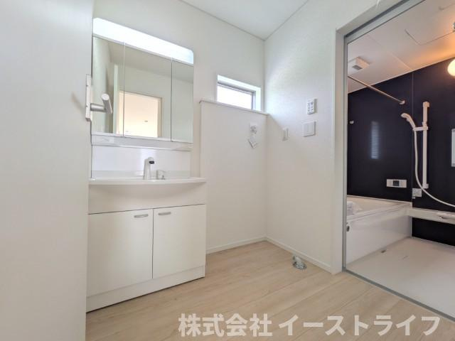 【新築戸建】　いわき市小名浜住吉第5　全4棟の独立洗面台|1号棟写真　朝の身支度に便利な独立洗面台です。3面鏡で鏡の裏には収納スペースがあり、小物などをすっきり片づけることができます。
