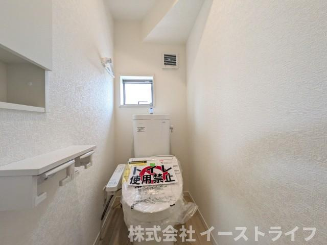 【新築戸建】　いわき市小名浜住吉第5　全4棟のトイレ|1号棟写真　落ち着いた色調のトイレで、温水洗浄機能付き便座です