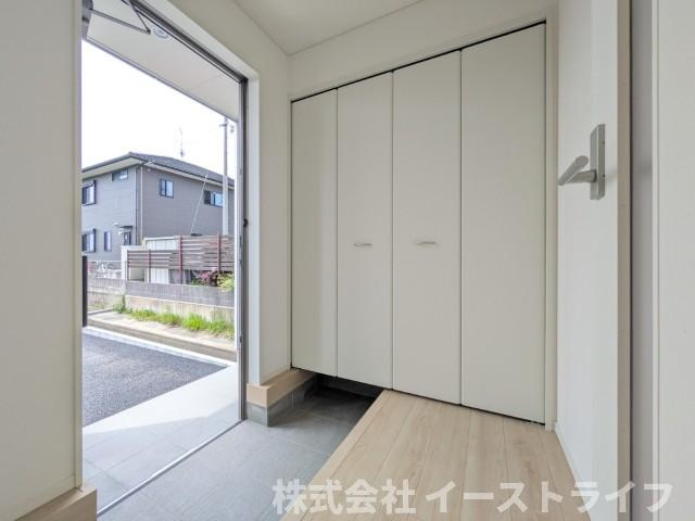 【新築戸建】　いわき市小名浜住吉第5　全4棟の玄関|1号棟写真　玄関収納は天井いっぱいまであり靴の整理に困りません！