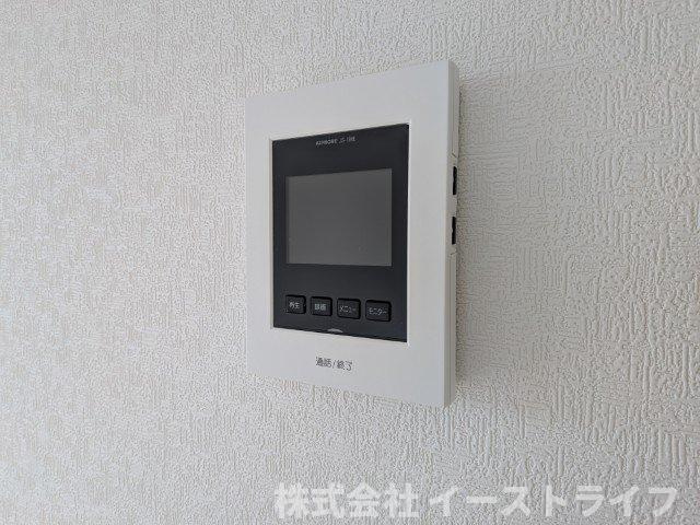 【新築戸建】　いわき市小名浜住吉第5　全4棟のセキュリティ|1号棟写真　テレビモニター付きインターフォンです。玄関のドアを開けることなく来客の顔や声を確認できるため、トラブルの防止につながります。