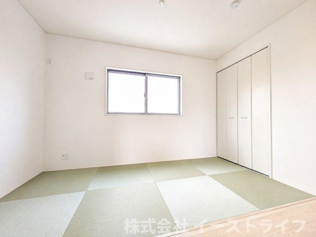 【新築戸建】　いわき市小名浜住吉第5　全4棟の和室|1号棟写真　リビングの続きに5帖の和室が設置されています。小さなお子様がいるご家庭ではキッズスペースやおむつ替えスペース、そしてお昼寝スペースなどにも重宝します。