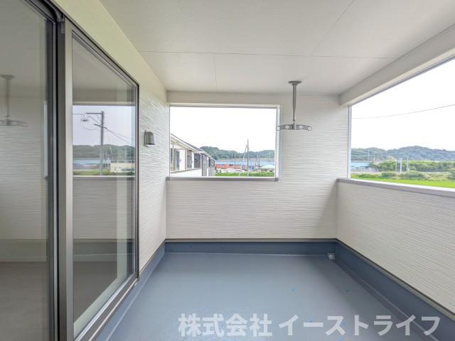 【新築戸建】　いわき市小名浜住吉第5　全4棟のバルコニー|1号棟写真　屋根があるので、雨で洗濯物を干せない…ということもありません。また、天気が良い日だと紫外線が気になるという方も、直射日光を避けることができます。天気に左右されずに済むのが人気です。
