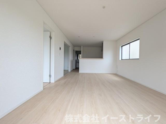 【新築戸建】　いわき市小名浜住吉第5　全4棟の居間・リビング|1号棟写真　広いリビングは、ご家族でゆっくりくつろぎたい方におすすめです。