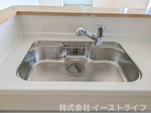 【新築戸建】　いわき市小名浜住吉第5　全4棟のキッチン|4号棟写真　対面キッチンは家族とのコミュニケーションをとりながらお料理できるのが魅力です♪とくに小さなお子さんを持つご家庭では、調理中もお子さんの様子をみられるので大きな安心に繋がりますね♪