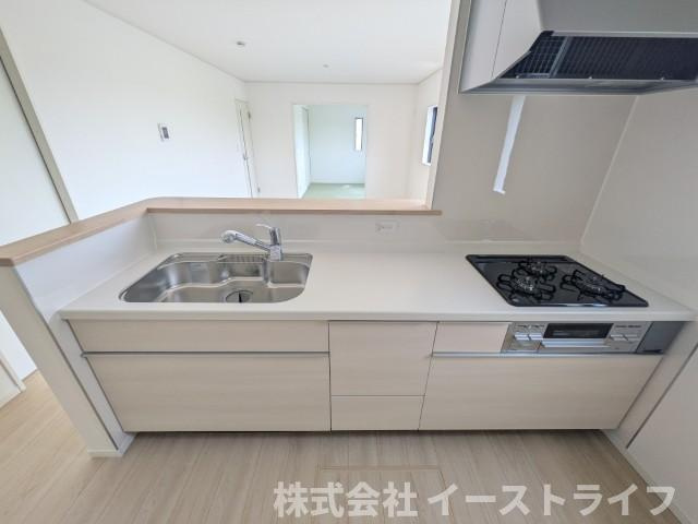 【新築戸建】　いわき市小名浜住吉第5　全4棟のキッチン|4号棟写真　ガス火3口、魚焼きグリル、調味用入れがついています！