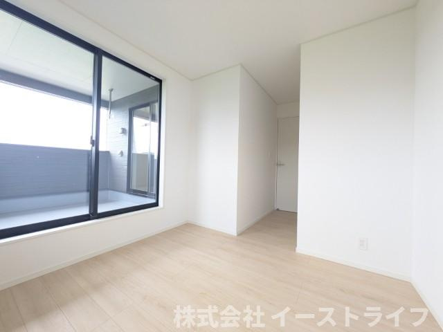 【新築戸建】　いわき市小名浜住吉第5　全4棟の洋室|4号棟写真　洋室は和室と比べて家具を置いたり敷物を敷いたりと、カスタマイズ性が高いので、自分の好みの部屋にしやすいです♪
