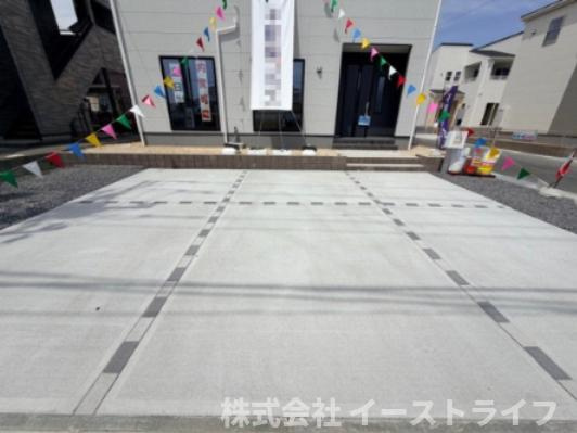 【新築戸建】　いわき市泉町滝尻第2　長期優良住宅　全8棟の前面道路含む現地写真|1号棟写真　カースペースです。3台駐車可能（車種による）