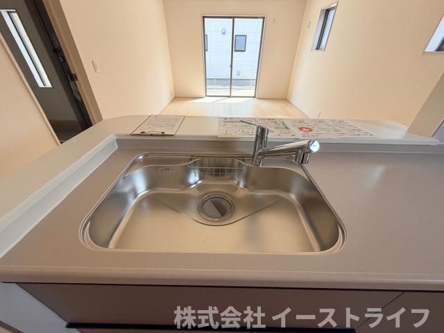 【新築戸建】　いわき市泉町滝尻第2　長期優良住宅　全8棟のキッチン|2号棟写真　浄水器一体型水栓です。蛇口をひねればいつでもおいしい水が飲めるのが嬉しいです(^^)/水はねの音や食器が当たる音を大幅に軽減する静音仕様のジャンボシンクです。