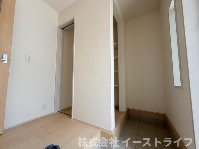 【新築戸建】　いわき市泉町滝尻第2　長期優良住宅　全8棟の収納|2号棟写真　シューズクローク脇にはスペースがあり、ベビーカーなども邪魔にならず整理しておけます。