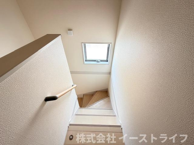 【新築戸建】　いわき市泉町滝尻第2　長期優良住宅　全8棟の内装|2号棟写真　階段スペースには窓があるので明るいです。