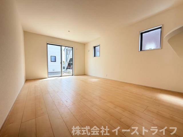 【新築戸建】　いわき市泉町滝尻第2　長期優良住宅　全8棟の居間・リビング|2号棟写真　一日の中で多くの時間を過すことになるリビングダイニングだからこそ、いつも穏やかな空間であることが必然。爽やかな通風と採光を存分に感じる事が出来る空間です。