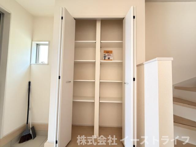 【新築戸建】　いわき市常磐上湯長谷町第2　長期優良住宅の収納|玄関には天井高シューズクローゼットが設置されています。たくさんの靴が収納できるので便利です♪
