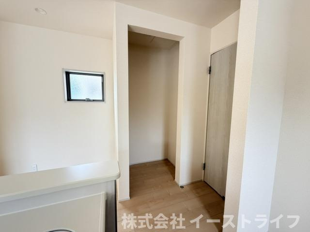 【新築戸建】　いわき市常磐上湯長谷町第2　長期優良住宅の収納|キッチン脇にパントリースペースがあります。パントリーは食品庫や備蓄庫の役割を持つ収納スペースで、キッチン近くに配置することで家事動線がグッと良くなることもあり、人気が高い設備です。