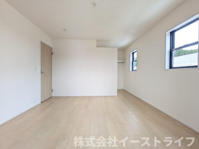 【新築戸建】　いわき市平南白土2期　長期優良住宅の寝室|1号棟写真　窓から日が差し込む明るい寝室。シンプルな造りなので配置するインテリア次第でお好きなお部屋の雰囲気に変えられます。