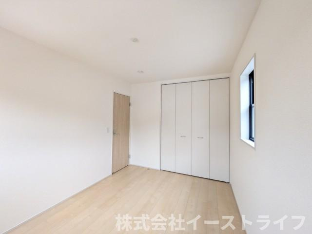 【新築戸建】　いわき市平南白土2期　長期優良住宅の洋室|1号棟写真　家具などのインテリアともマッチしておしゃれ感が出しやすく、身の回りの整理がしやすいのも魅力な洋室です。