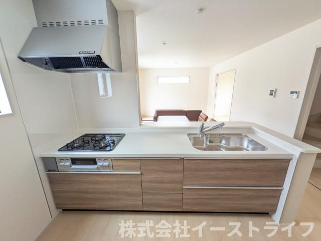 【新築戸建】　いわき市平南白土2期　長期優良住宅のキッチン|1号棟写真真　使い勝手の良いシステムキッチンで、対面式なのでご家族との団欒にもぴったりですね(^^)/また、収納力もあるのでスッキリが実現します◎