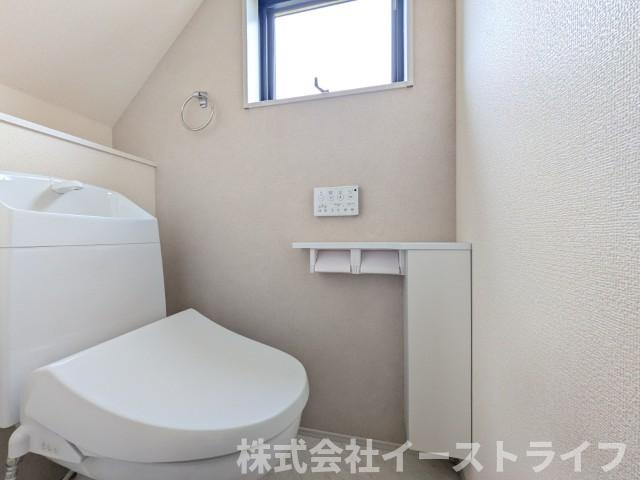 【新築戸建】　いわき市平南白土2期　長期優良住宅のトイレ|1号棟写真　白を基調とした、シンプルながらも落ち着くデザインです。洗浄機付き温水便座で機能性もばっちりです！1階と2階に完備されているので、朝の忙しい時間帯に困ることはありません。