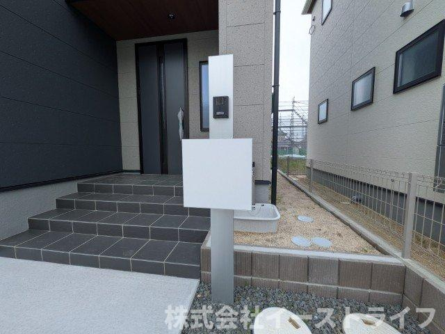 【新築戸建】　いわき市平南白土2期　長期優良住宅|1号棟写真　TVモニター付インターフォンの最大のメリットは、室内モニターから訪問者が誰なのか見ることができる点です。来訪者と直接顔を合わせることなくモニター越しに対応ができるのでとても便利です。