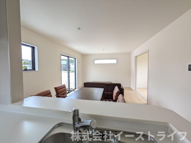 【新築戸建】　いわき市平南白土2期　長期優良住宅のキッチン|1号棟写真　対面キッチンを選ぶ方の多くが、家族とのコミュニケーションを重視して選ばれます。特に小さなお子さんを持つご家庭では、調理中もお子さんの様子をみられるということは大きな安心に繋がります！