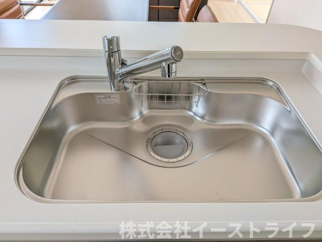 【新築戸建】　いわき市平南白土2期　長期優良住宅のキッチン|1号棟写真　浄水器一体型水栓です。蛇口をひねればいつでもおいしい水が飲めるのが嬉しいです(^^)/水はねの音や食器が当たる音を大幅に軽減する静音仕様のジャンボシンクです。