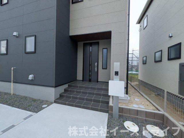 【新築戸建】　いわき市平南白土2期　長期優良住宅の玄関|1号棟写真　玄関ポーチも整備されたシックで落ち着きのある玄関です！