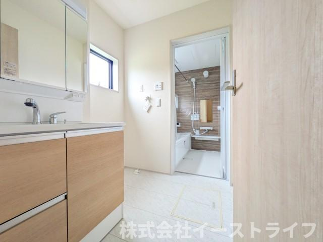 【新築戸建】　いわき市平南白土2期　長期優良住宅のキッチン|1号棟写真真　使い勝手の良いシステムキッチンで、対面式なのでご家族との団欒にもぴったりですね(^^)/また、収納力もあるのでスッキリが実現します◎