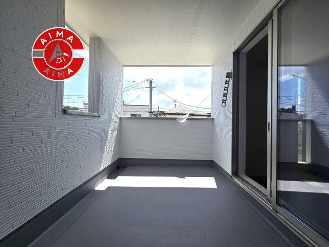 糟屋郡須恵町須恵第7-3棟（1号棟）のバルコニー|風をしっかりと感じられるバルコニーでは、毎日が洗濯日和です。広々としているので洗濯も楽しくなるでしょうし、気分転換にバルコニーからの眺めを楽しむのもいいでしょう。