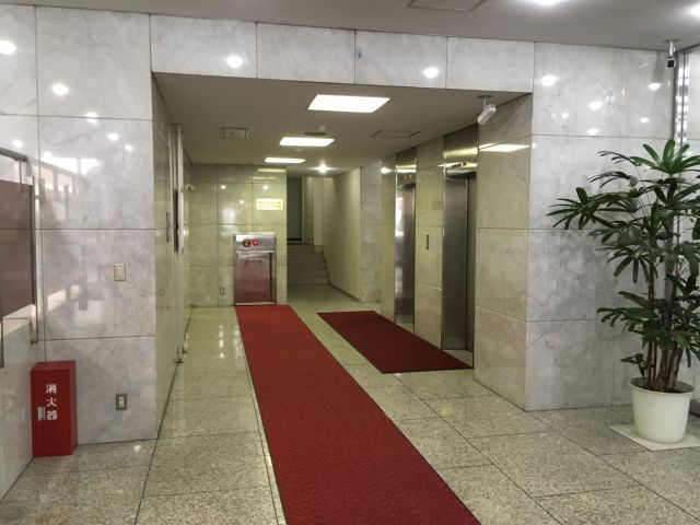 横浜西口加藤ビルのエントランス