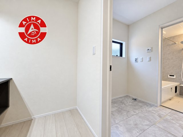 糟屋郡須恵町須恵第7-3棟（2号棟）の脱衣所|ゆとりの洗面スペースで朝の身支度もスムーズに。暮らしを快適に変えるシャワー付洗面台です！