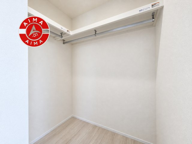 糟屋郡須恵町須恵第7-3棟（2号棟）の収納|洋服や大きな荷物が多い方や人数の多いご家族などは、一般的なクローゼットよりもウォークインクローゼットのほうが使い勝手が良いです。