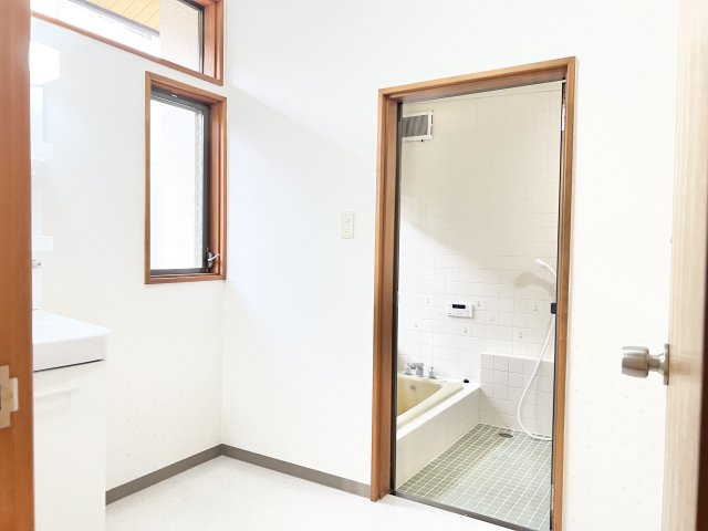 四街道市和良比貸家の洗面所|コンパクトで使いやすい洗面所