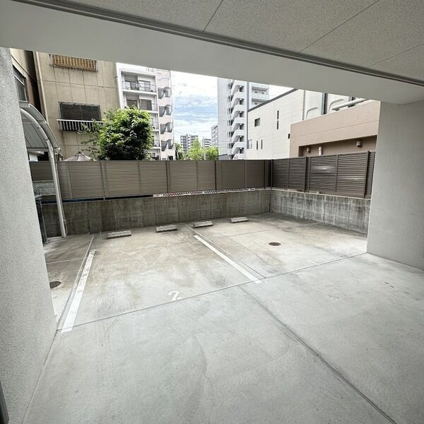 ラルーチェ泉の駐車場