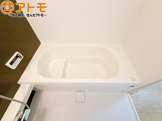 【浴室】 | 駿河区新川2期　新築戸建　全1棟 | お子様やお年寄りが使いやすいだけでなく、半身浴にも便利なベンチタイプの湯舟です。お湯の節約にも！