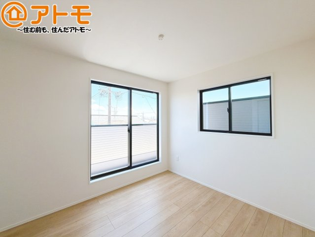 【寝室】 | 駿河区新川2期　新築戸建　全1棟 | バルコニーに面したお部屋なので、布団などの大きなものも楽々干せます♪