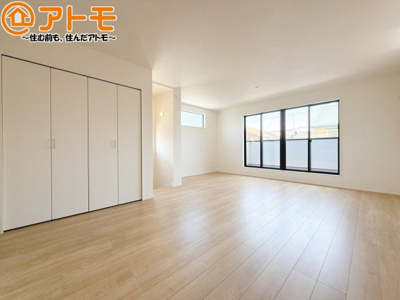 【居間・リビング】 | 駿河区新川2期　新築戸建　全1棟 | 日当たりのよいリビングは、一年を通してぽかぽかとしています。家族が自然と集まる空間になりそうですね♪