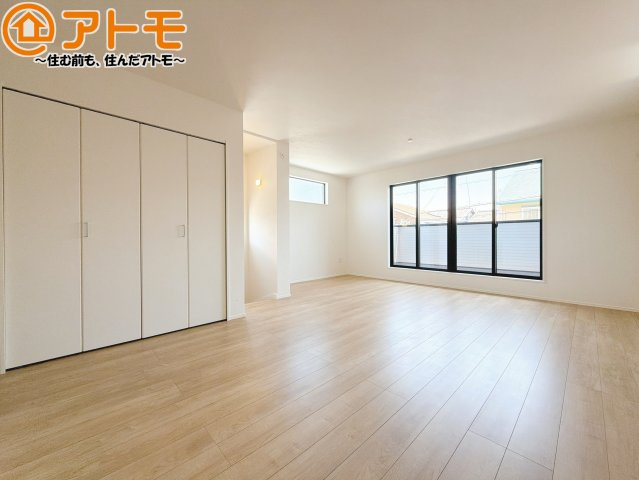 【居間・リビング】 | 駿河区新川2期　新築戸建　全1棟 | 日当たりのよいリビングは、一年を通してぽかぽかとしています。家族が自然と集まる空間になりそうですね♪